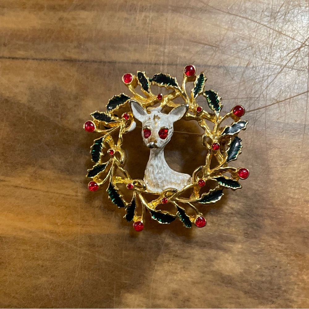 Vintage Holiday Deer Wreath Gold Tone Pin Brooch